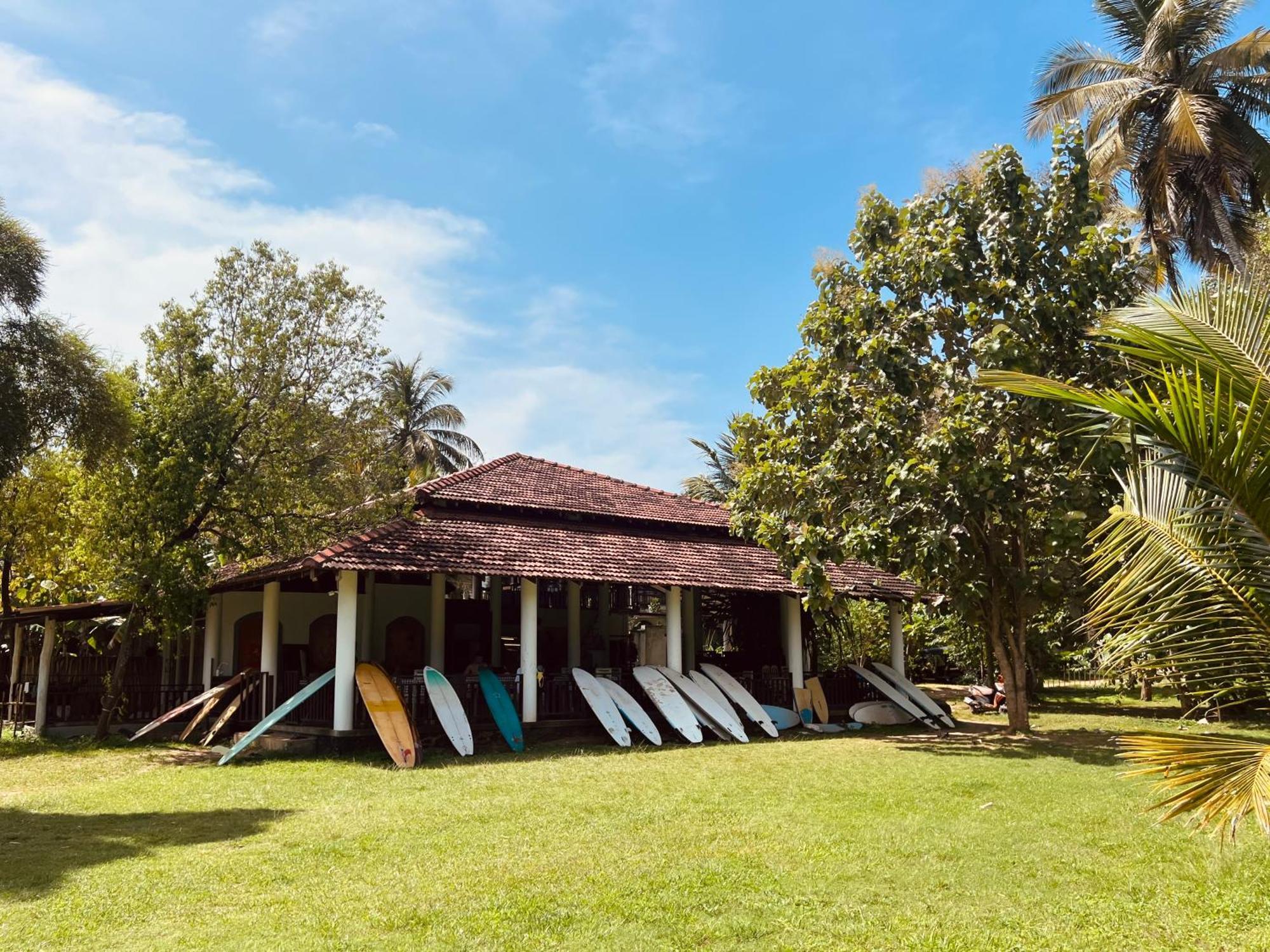 Calma - Surf, Yoga & Coffee On A Private Beach ディックウェラ エクステリア 写真