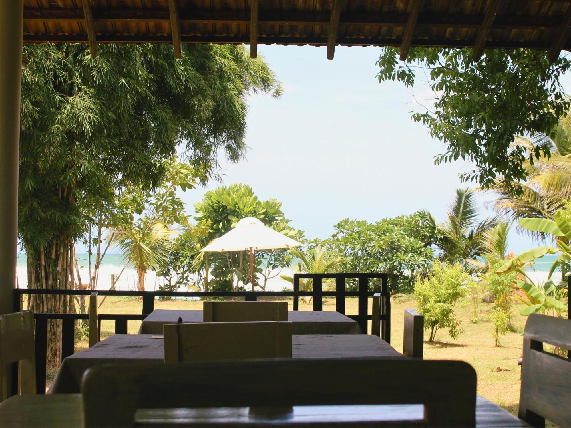 Calma - Surf, Yoga & Coffee On A Private Beach ディックウェラ エクステリア 写真