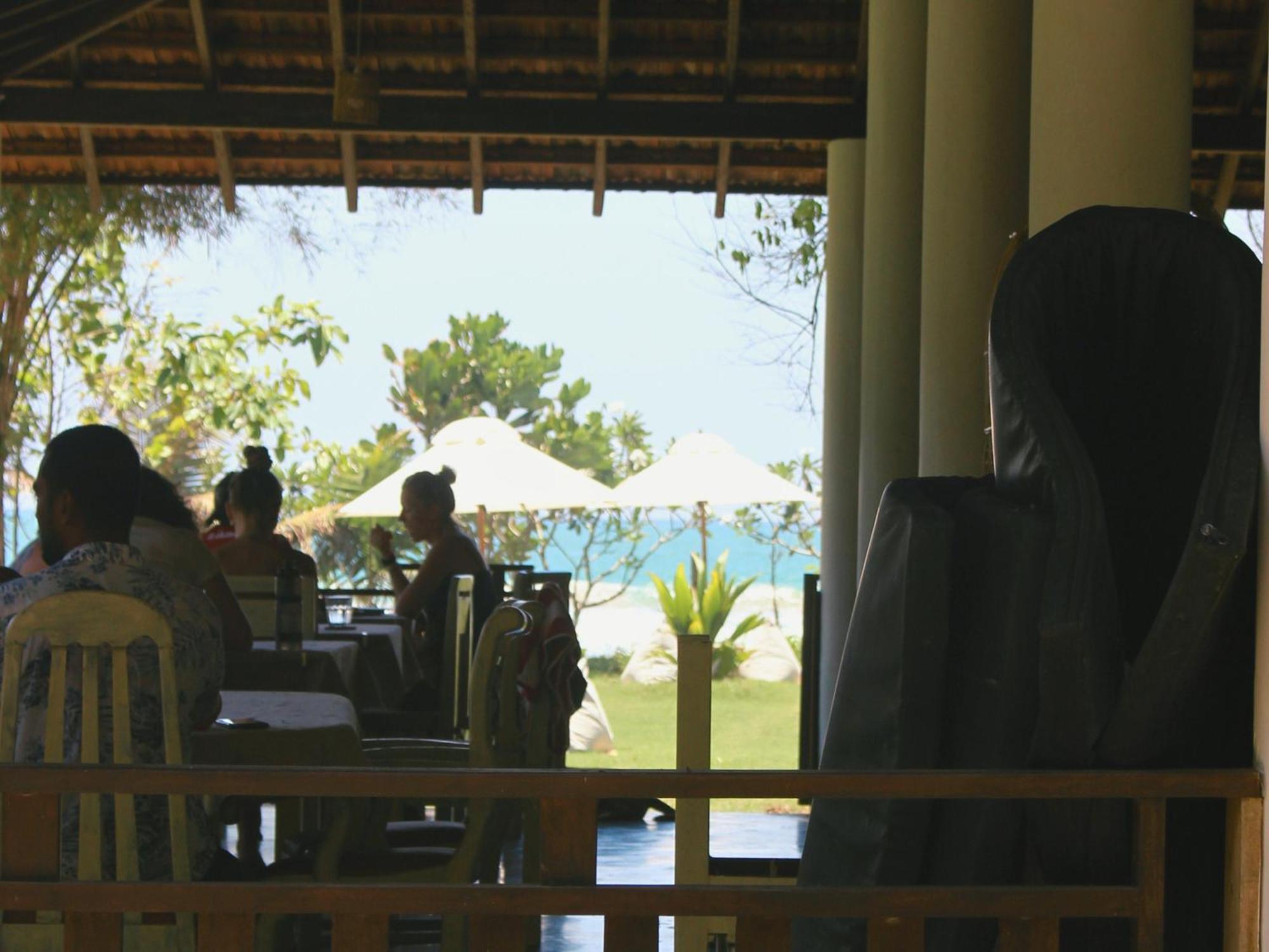 Calma - Surf, Yoga & Coffee On A Private Beach ディックウェラ エクステリア 写真